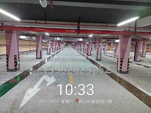 地下停車場理應安裝哪些道路劃線標識牌呢？