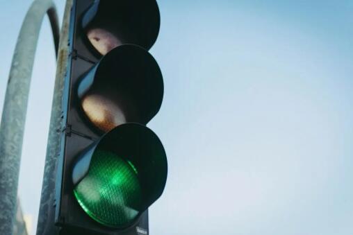 十字路口信號(hào)燈一直“黃閃”，是壞了嗎？到底該不該停車(chē)？