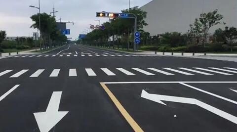 蘇州停車位劃線廠家解讀，道路交通標(biāo)志牌通常布置在什么區(qū)域？